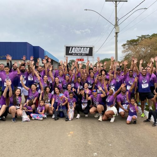 Colaboradores e familiares reunidos com medalhas na largada da 8ª edição da corrida DCCO Run.